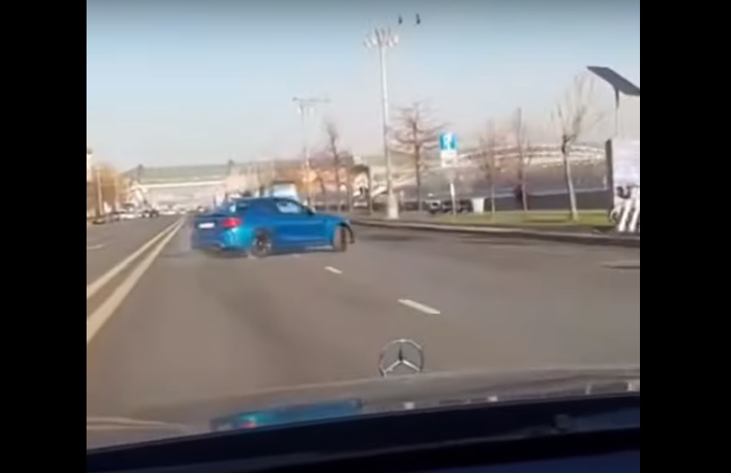 VIDEÓ: Nagy gázzal, csikorgó kerekekkel indult meg a BMW sofőrje a zöldnél, de sajnos csúnyán összetörte az autót