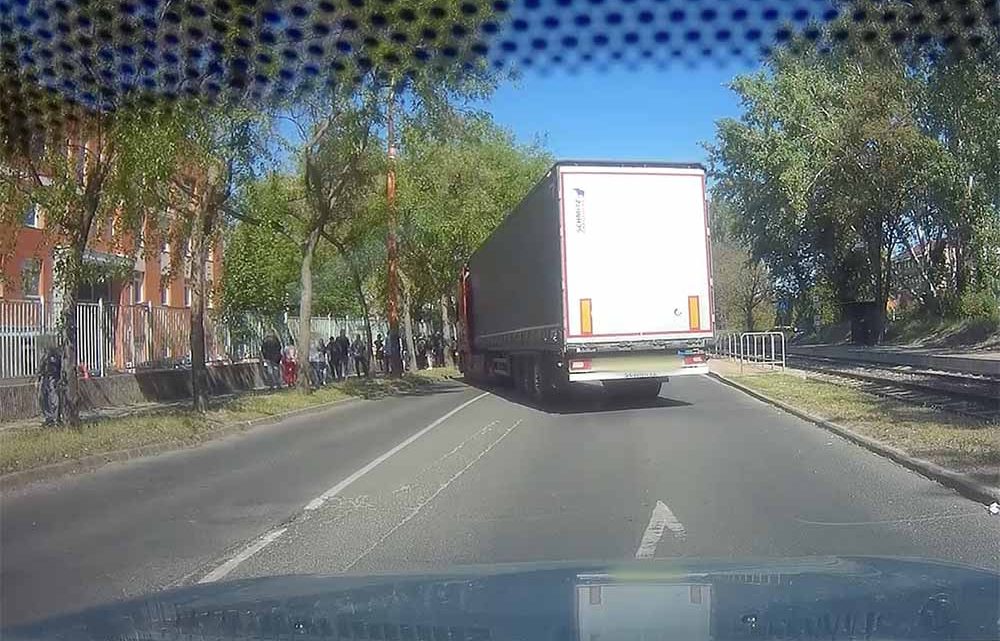 VIDEÓ: Ha elfogy a türelem, akkor semmi nem számít. Még egy ekkora járművel, a Maglódi úton sem VIDEÓ: Ha elfogy a türelem, akkor semmi nem számít. Még egy ekkora járművel, a Maglódi úton sem