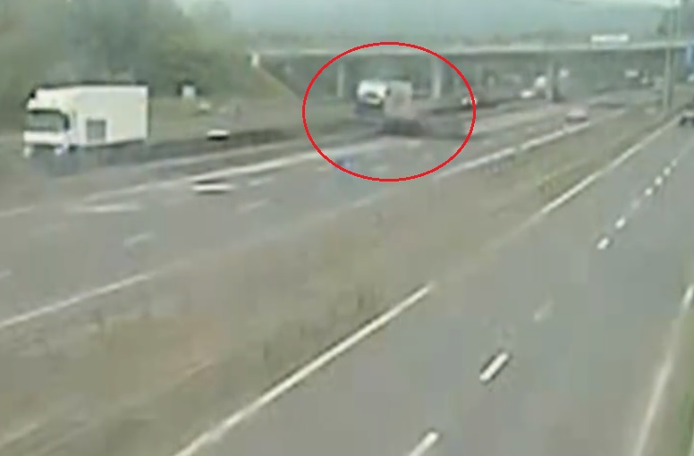 Videón, ahogy egy durrdefektet kapott kamion letarolja az elválasztókorlátot az M0-son