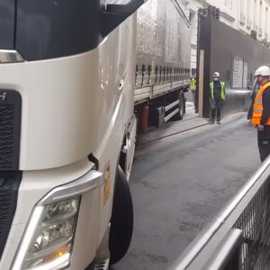 VIDEÓ: Ámulatba ejtő amilyen könnyedséggel beparkolt a kamionos a szinte lehetetlennek tűnő helyre