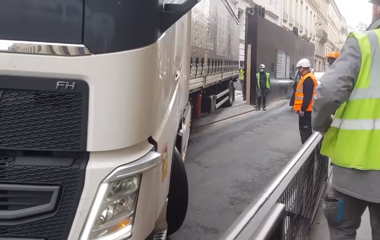 VIDEÓ: Ámulatba ejtő amilyen könnyedséggel beparkolt a kamionos a szinte lehetetlennek tűnő helyre