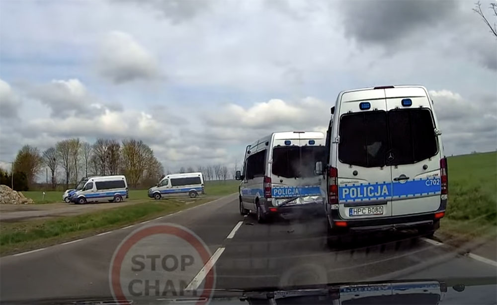 VIDEÓ: 3 rendőrautó tört össze, mert a lengyel rendőrök nem tartottak megfelelő követési távolságot