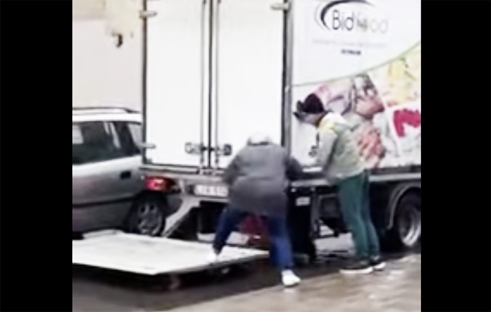 VIDEÓ: Az idős hölgy olyan segítséget kapott a teherautóstól, hogy nehéz feldolgozni