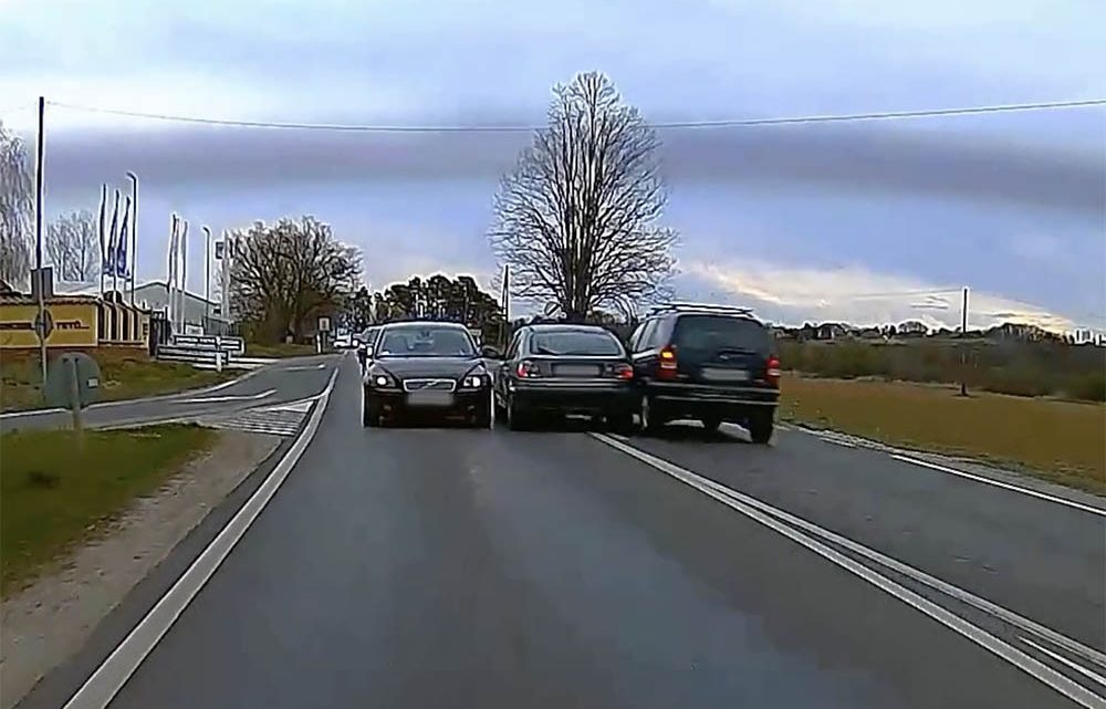 VIDEÓ: Ha ő előz, akkor reccsen, törik, repül minden… VIDEÓ: Ha ő előz, akkor reccsen, törik, repül minden…