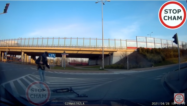 VIDEÓ: A járdáról hajtott az autós elé a rolleres – Ezúttal hatalmas szerencséje volt