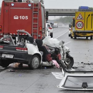 FOTÓK: Terelőautóba csapódott egy autós reggel az M5-ösön – Az autó utasa életét vesztette