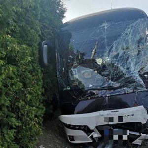 Húszan sérültek meg és egy ember meghalt a tegnapi tömegszerencsétlenségben
