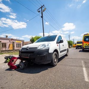 FOTÓK: Halálra gázoltak egy rokkantkocsival közlekedő asszonyt Kecelen