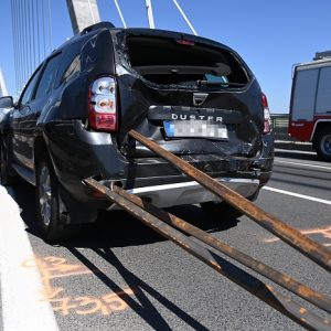 FOTÓK: Tetőcsomagtartóról lerepült vas zártszelvények nyársaltak fel egy autót a Megyeri hídon