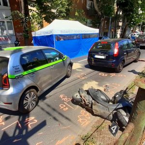 FOTÓK: Ráfutásos balesetben halt meg egy robogós kedd délelőtt a 3. kerületben