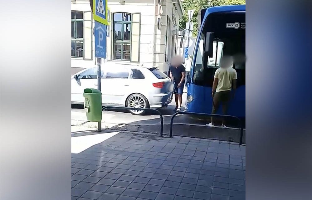 VIDEÓ: Ordenáré módon üvöltöztek a BKK buszvezetőjével, aki nem szállt ki a buszból VIDEÓ: Ordenáré módon üvöltöztek a BKK buszvezetőjével, aki nem szállt ki a buszból