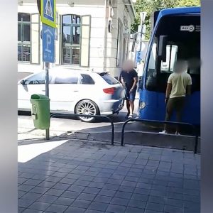 VIDEÓ: Ordenáré módon üvöltöztek a BKK buszvezetőjével, aki nem szállt ki a buszból