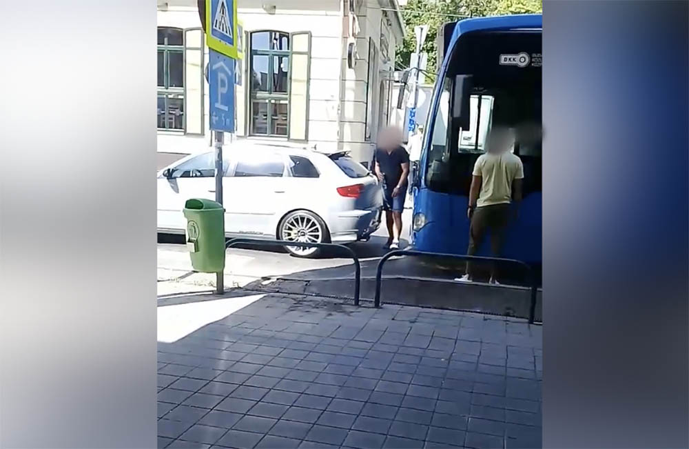 VIDEÓ: Ordenáré módon üvöltöztek a BKK buszvezetőjével, aki nem szállt ki a buszból