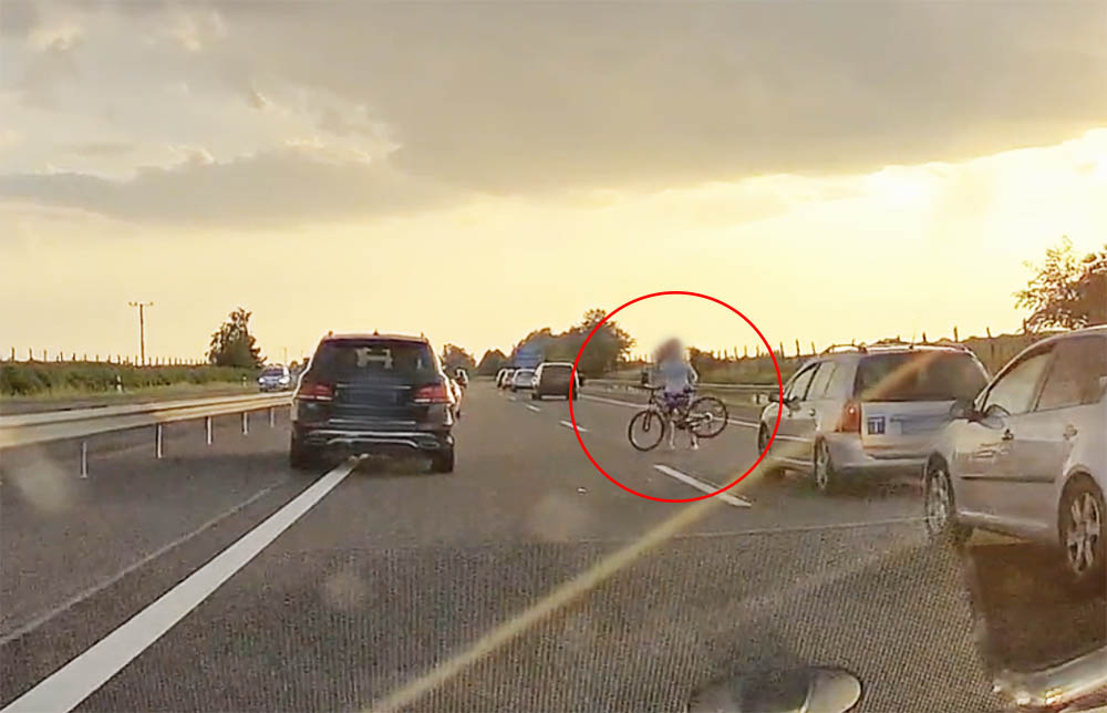 VIDEÓ: Elhagyni a tetőről, majd összeszedni a kerékpárt nem jó móka az M3-ason