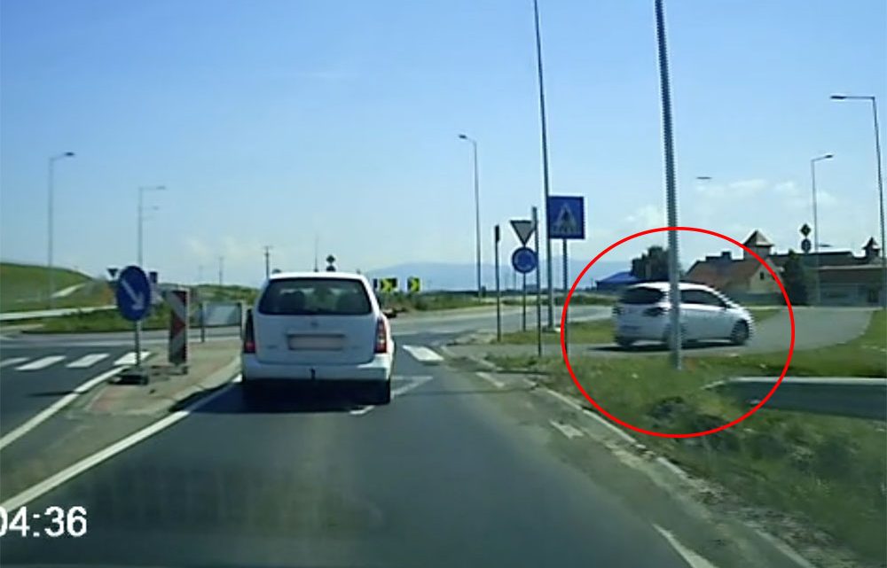 VIDEÓ: Kétéltű tudatállapotba került a fehér Opel Corsa sofőrje VIDEÓ: Kétéltű tudatállapotba került a fehér Opel Corsa sofőrje