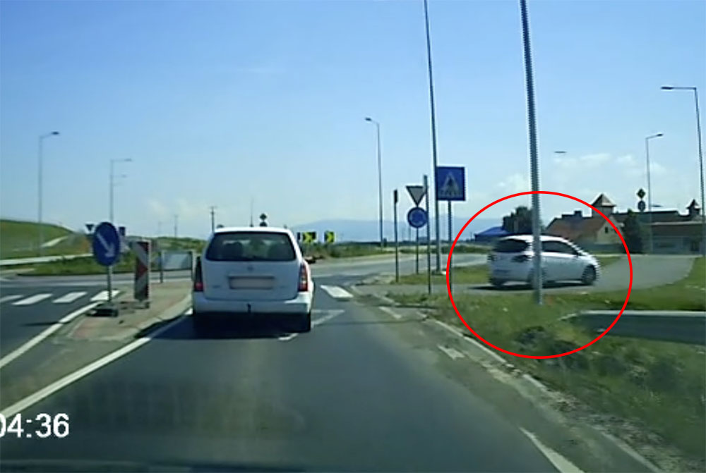 VIDEÓ: Kétéltű tudatállapotba került a fehér Opel Corsa sofőrje