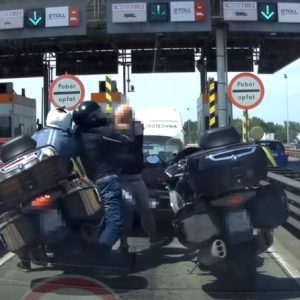 VIDEÓ: Egyszerű szituációból lett csúnya adok-kapok autós és motoros közt