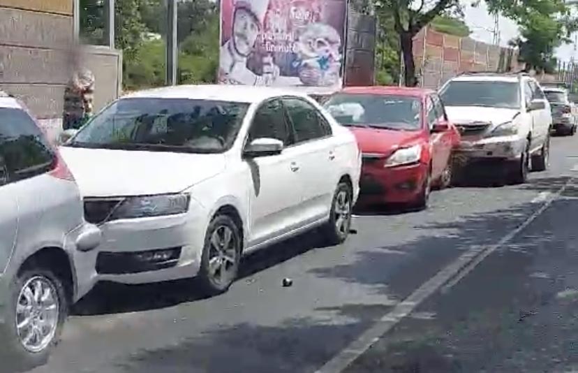 VIDEÓ: 4 autó rohant egymásba a Jászberényi úton befelé