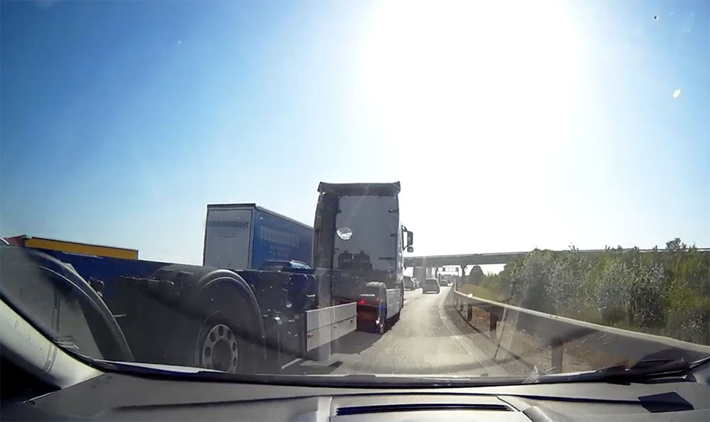 VIDEÓ: Nem figyelt a kamionos az M0-son, majdnem tragédia lett belőle