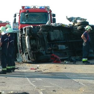 Hatalmas kátyú miatt történhetett a tragédia a 4-es számú főúton, amiben több ember életét vesztette