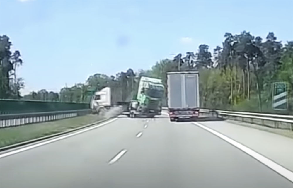 VIDEÓ: Hatalmas balesetet rögzített a fedélzeti kamera. Előzés közben, vontatás miatt irányíthatatlanná vált a Scania