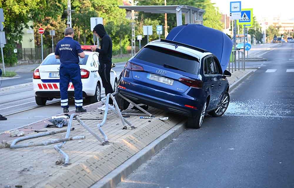 Villamosmegállóba rohant bele egy Audi Kispesten Villamosmegállóba rohant bele egy Audi Kispesten