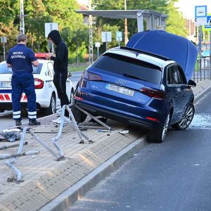 Villamosmegállóba rohant bele egy Audi Kispesten