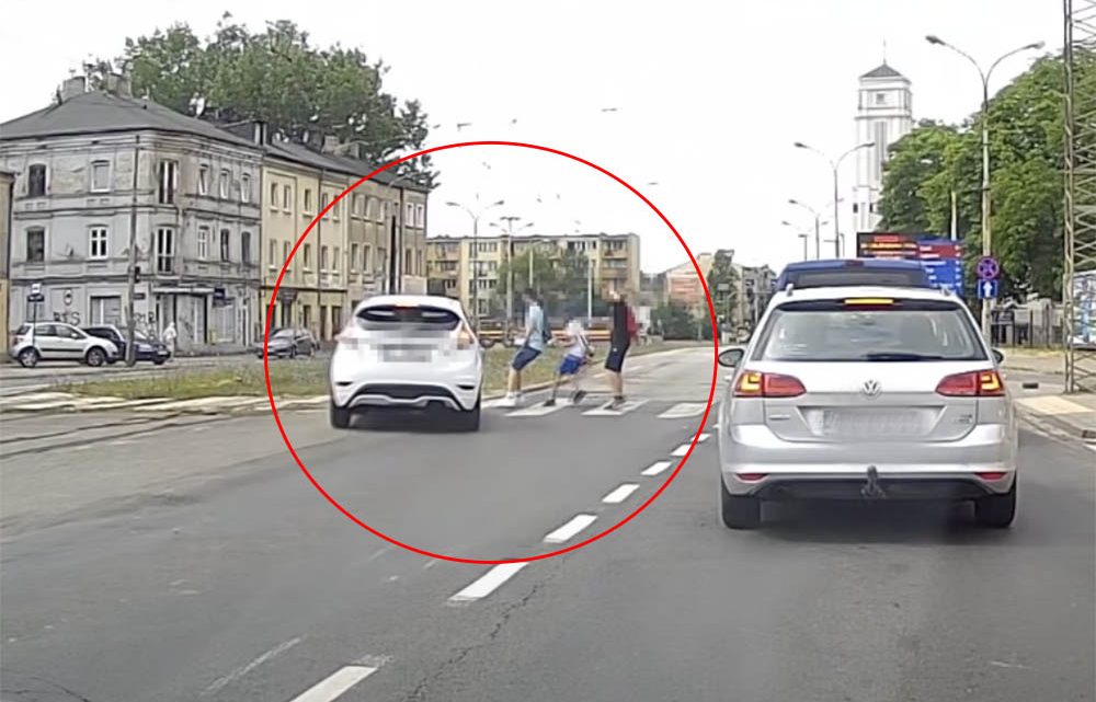 VIDEÓ: Ez az ámokfutó a gyalogosok közé hajtott volna, ha nincs az ABS VIDEÓ: Ez az ámokfutó a gyalogosok közé hajtott volna, ha nincs az ABS