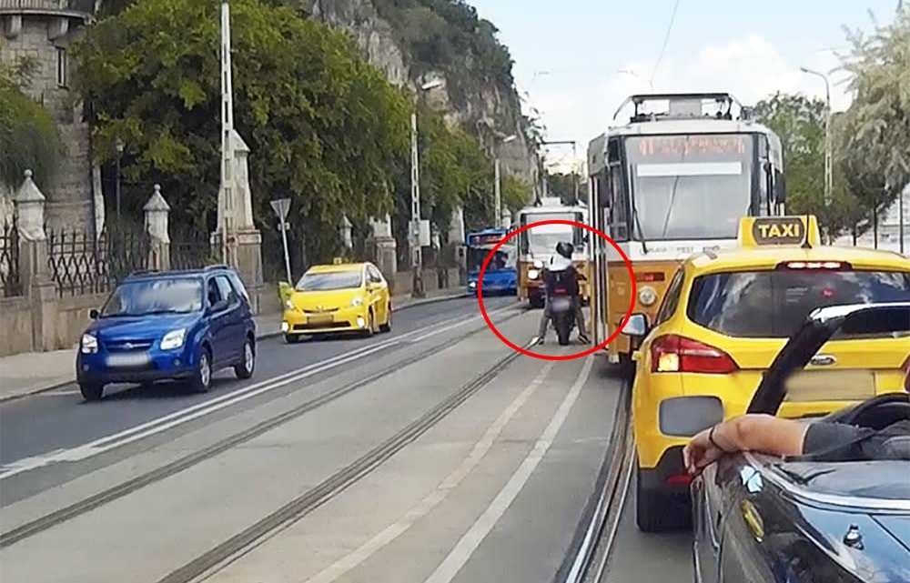 VIDEÓ: Addig nyomult a motoros a dugóban, amíg a villamosok kutyaszorítójába került a Gellért rakparton VIDEÓ: Addig nyomult a motoros a dugóban, amíg a villamosok kutyaszorítójába került a Gellért rakparton