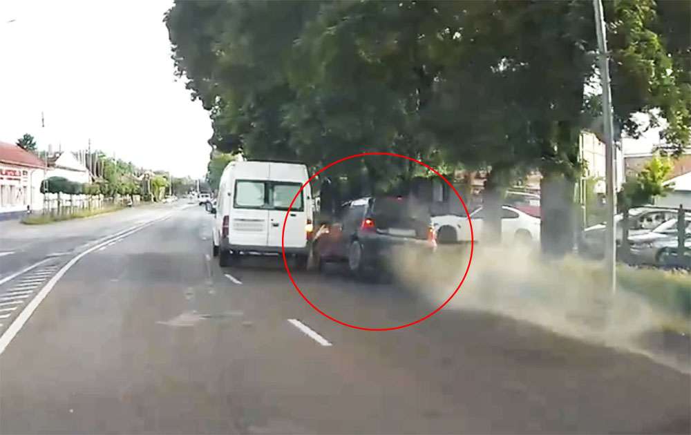 Videón, ahogy a Renault a padkának csapódik, mert a furgonos hirtelen sávot vált előtte