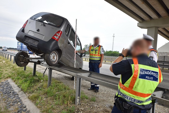 FOTÓK: 70 métert csúszott egy autós az M86-os út korlátján, miután elaludt a volán mögött
