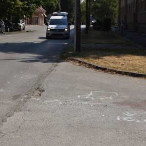 A motorháztetőre ugorva akarta megakadályozni a nő, hogy férje és annak anyja elvigye a gyereket