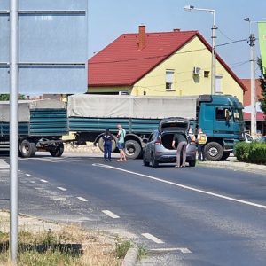 FOTÓK: Zebrán gázolt egy teherautós Pápán – Az elgázolt hölgy a helyszínen életét vesztette