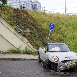 Fotók: Lezuhant az Árpád híd felhajtójáról egy autómegosztós autó – Többen is megsérültek