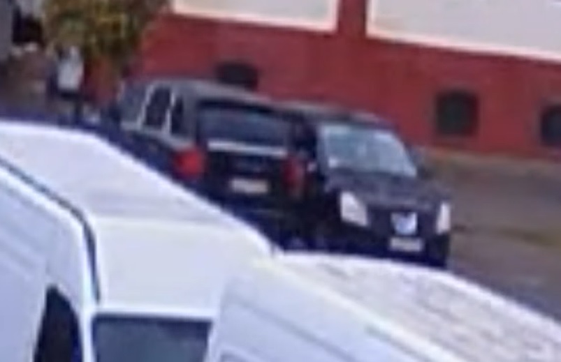 VIDEÓ: Úgy lopott egy parkoló autóból, hogy közben a sajátjából ki sem szállt.
