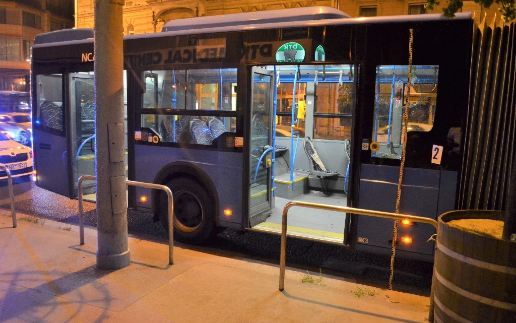 FOTÓK: Megsérült egy csecsemő, miután egy férfi kővel dobta be egy busz ablakát FOTÓK: Megsérült egy csecsemő, miután egy férfi kővel dobta be egy busz ablakát