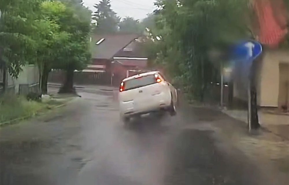 VIDEÓ: Szinte a levegőbe repült Gödöllőn az autó, amikor egy csatornafedélre hajtott VIDEÓ: Szinte a levegőbe repült Gödöllőn az autó, amikor egy csatornafedélre hajtott