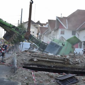 VIDEÓ: Több tonnás munkagép alatt szakadt be egy pince födémszerkezete Szombathelyen