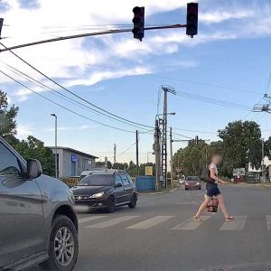 VIDEÓ: Ledudálja, mert előtte valaki meg mert állni a gyalogosnak