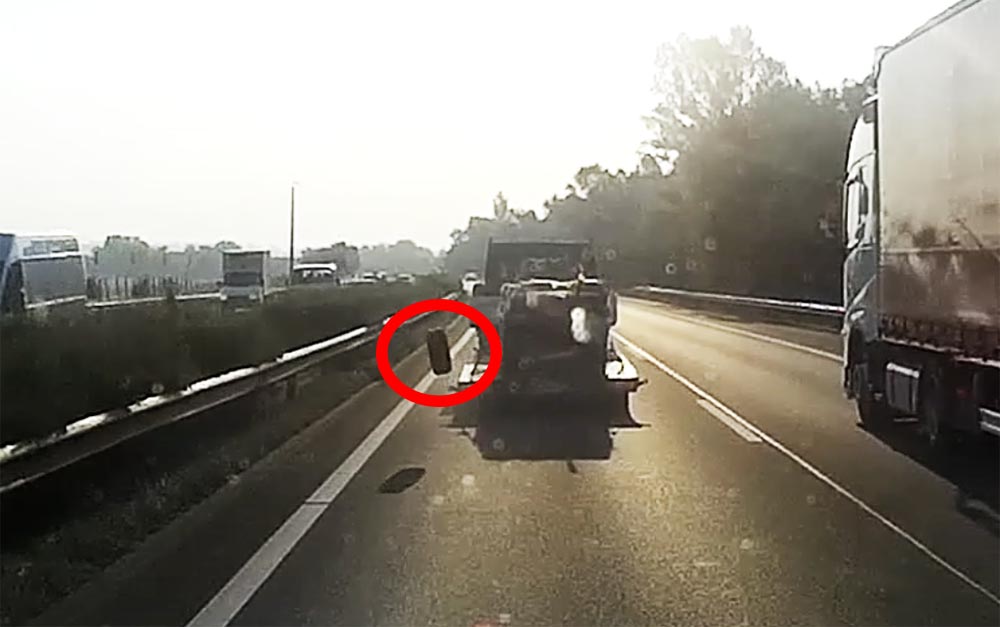 Videón, ahogy kiszakad a kerék egy vontatmányból az M3-ason