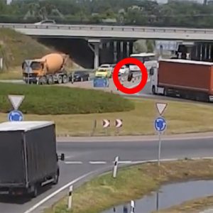 VIDEÓ: Teherautó kereke szabadult el a körforgalomban. Egy táblát is letarolt