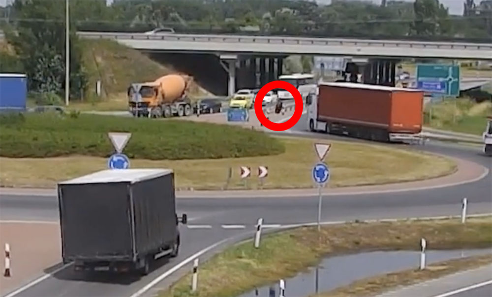 VIDEÓ: Teherautó kereke szabadult el a körforgalomban. Egy táblát is letarolt