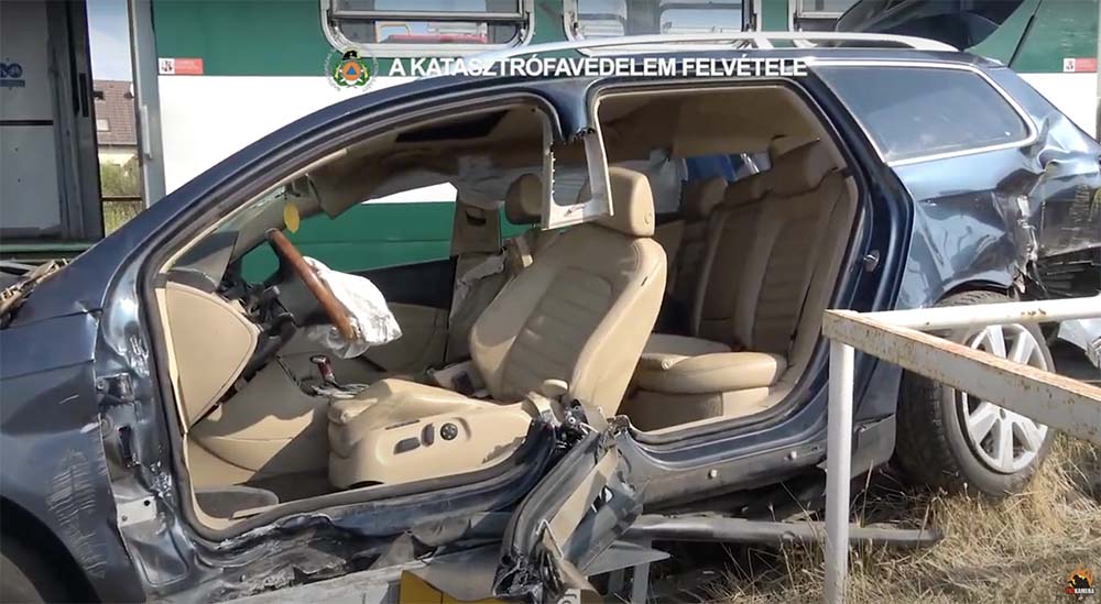 VIDEÓ: 3 embert kellett kimenteni egy autóból, ami HÉV-vel karambolozott Csömörön