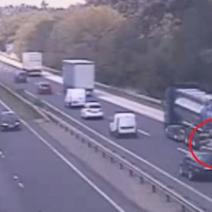 VIDEÓ: Durva balesetet okozott egy sofőr az M1-esen, aki lassítás helyett inkább figyelmetlenül sávot váltott