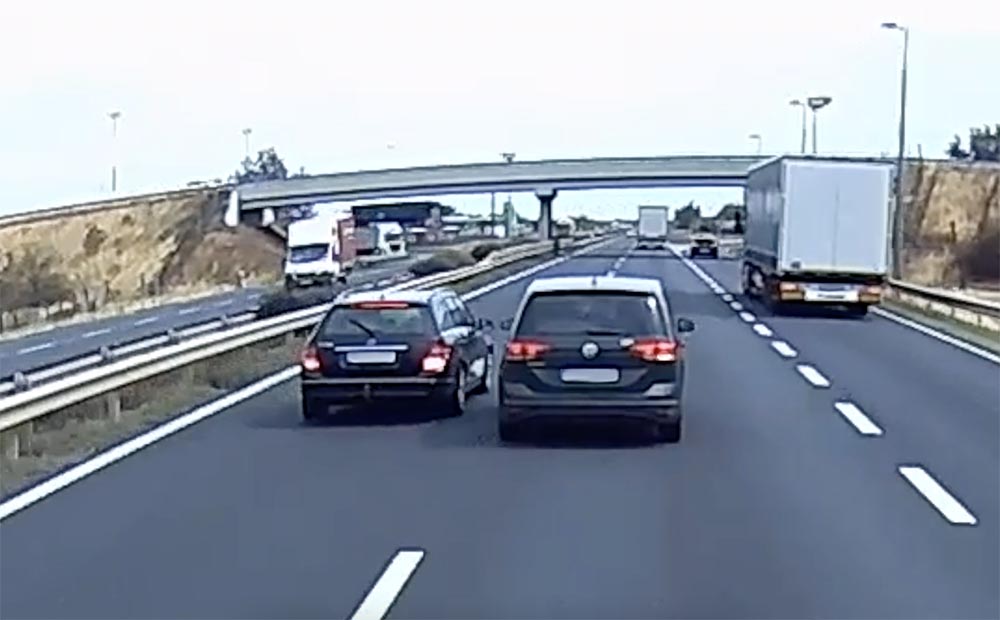 VIDEÓ: A közúti veszélyeztetés mesterei. Adok-kapok az M1-esen