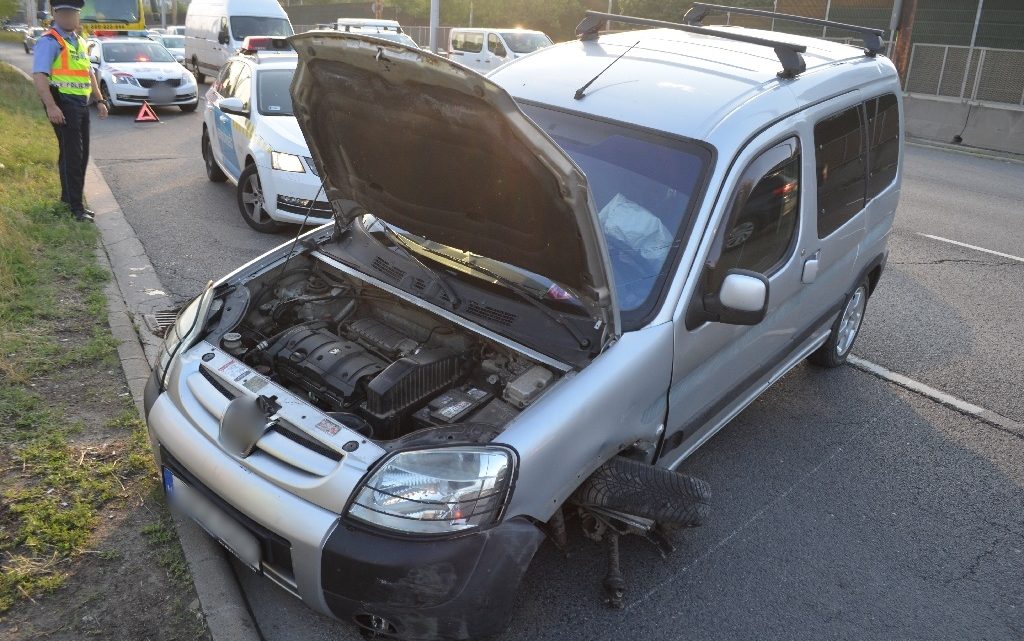 FOTÓK: Büntetőfékezéssel okozott balesetet – Betonfalnak ütközött egy autó az M3-as bevezetőjénél FOTÓK: Büntetőfékezéssel okozott balesetet – Betonfalnak ütközött egy autó az M3-as bevezetőjénél