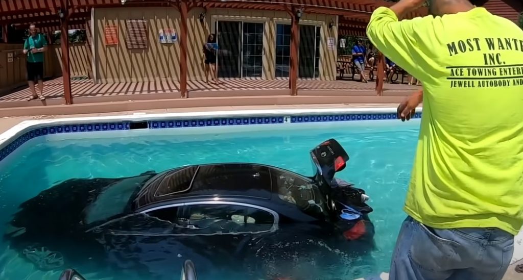 VIDEÓ: Fék helyett a gázra lépett, így a medencében kötött ki autójával egy tini
