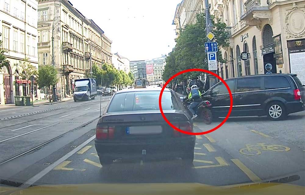 VIDEÓ: Nagy sebességgel csapódott az autónak a motoros a Vámház körúton VIDEÓ: Nagy sebességgel csapódott az autónak a motoros a Vámház körúton