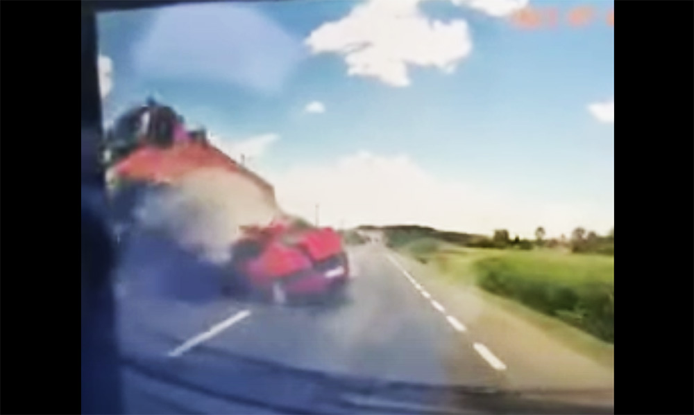 VIDEÓ: Fedélzeti kamera rögzített egy tegnapi szörnyű balesetet Romániában
