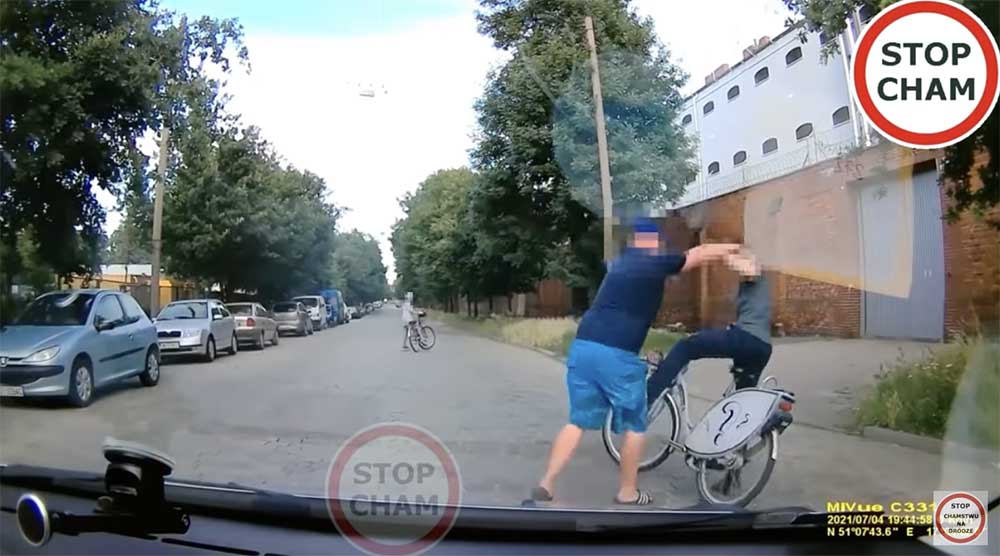 VIDEÓ: Elképesztően tapló, amit a biciklissel tett az ingerült sofőr